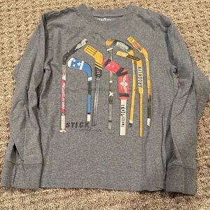 Wes and Willy hockey sticks tee